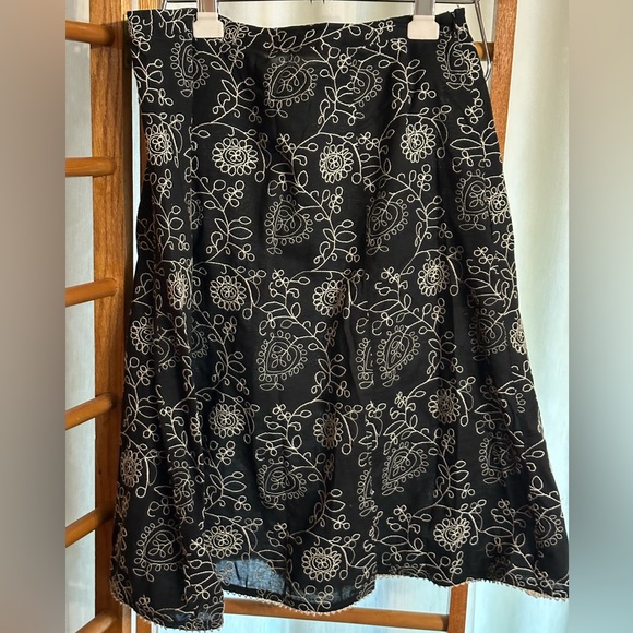Van Heusen Black Cream Embroidered A line Skirt Side Invisible Zipper Size 6 - Picture 1 of 7